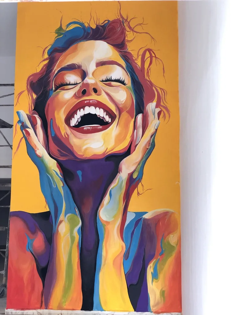 Portrait mural multicolore sur fond jaune