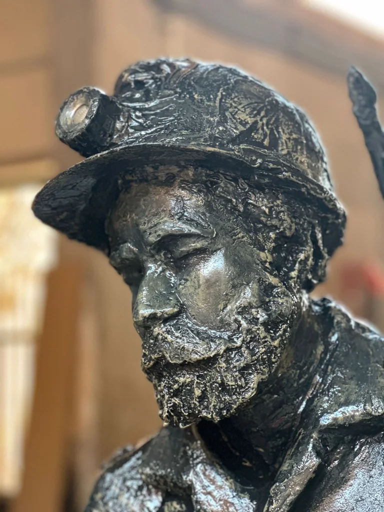 Détail du visage de la sculpture du mineur, photographié en atelier